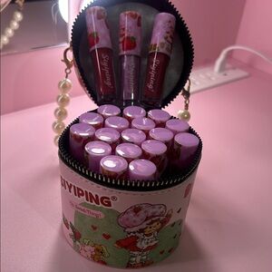 Strawberry Shortcake Case with 20 Lip gloss inside NWB